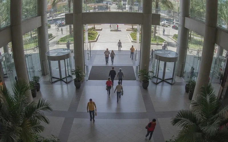Cámara sobre la entrada de un centro comercial